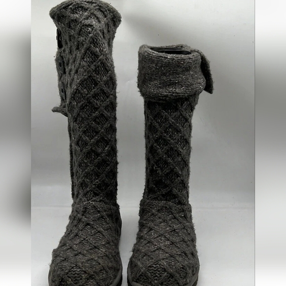 Ugg Australia Women Sweater Cardi 3 buttons Boots shoes sz 5 - Picture 3 of 9